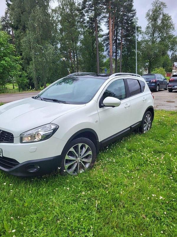 Vit Begagnad 2011 Nissan Qashqai SUV | 75 000 kr (Marknadspris) - Bild 1/4