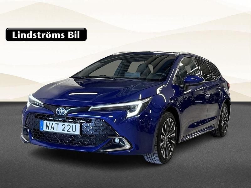 Mörkblå (blå) Begagnad 2023 Toyota Corolla Plus Kombi | 289 900 kr (Bra pris) - Bild 1/3