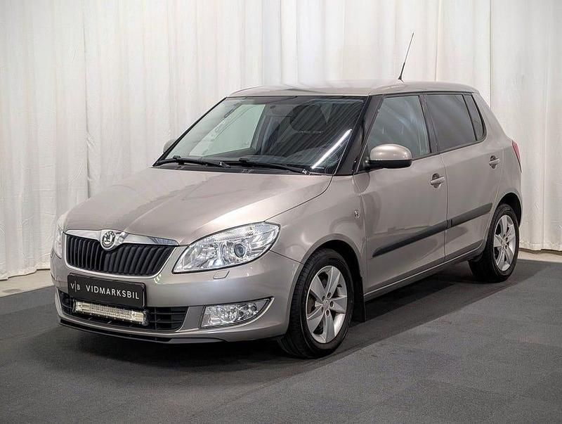 Ljusbrun Begagnad 2010 Skoda Fabia Elegance Halvkombi | 47 900 kr (Lite dyr) - Bild 1/4