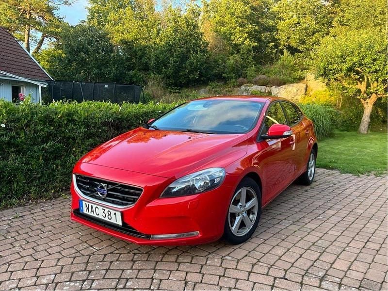 Röd Begagnad 2015 Volvo V40 Kinetic Kombi | 139 900 kr (Marknadspris) - Bild 1/4