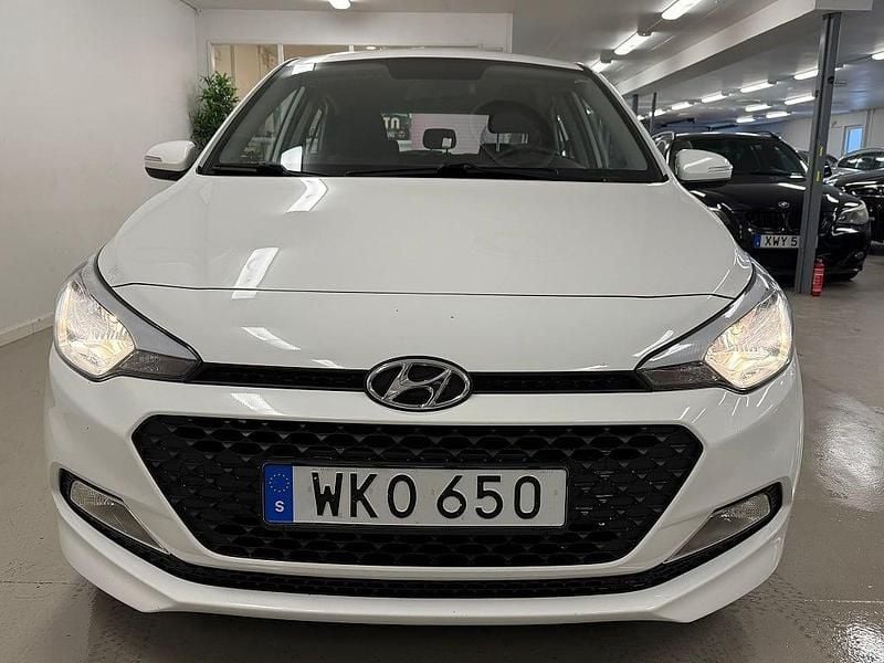 Begagnad Hyundai i20 Comfort 84 HK (61 kW) 2018 Vit Halvkombi