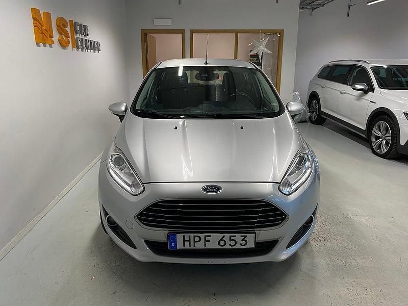 Begagnad Ford Fiesta Titanium 101 HK (74 kW) 2014 Grå Halvkombi