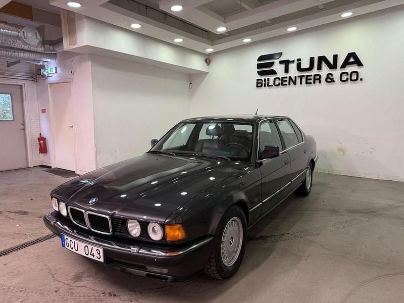 Begagnad BMW 750L 301 HK (221 kW) 1988 Svart Sedan