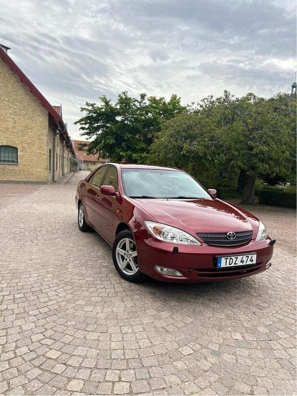 Röd Begagnad 2002 Toyota Camry Sedan | 60 000 kr - Bild 1/4