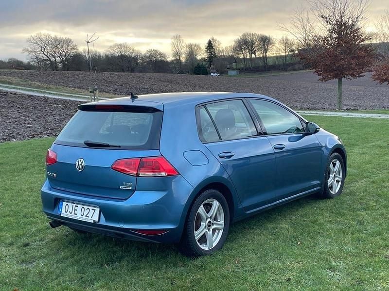 Begagnad VW Golf VII 110 HK (80 kW) 2017 Blå metallic Halvkombi
