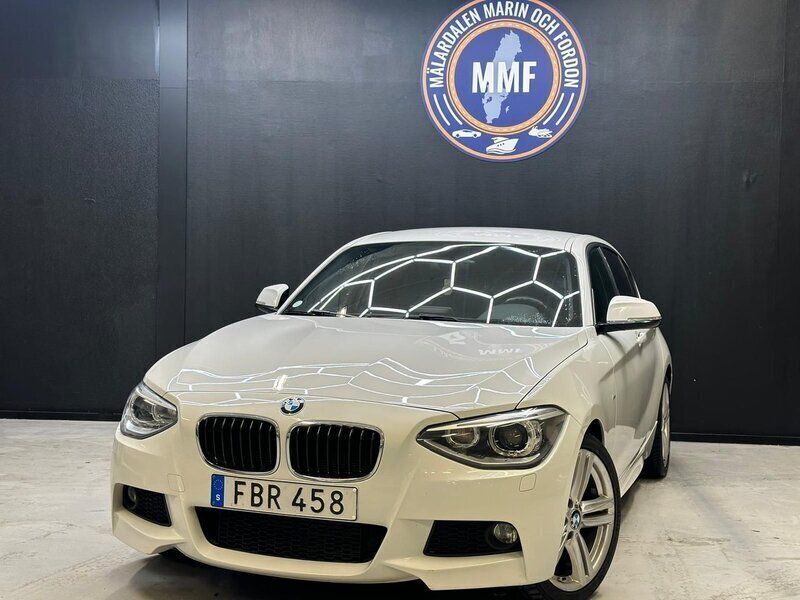 Vit Begagnad 2015 BMW 116 M Sport Halvkombi | 109 800 kr (Marknadspris) - Bild 1/4