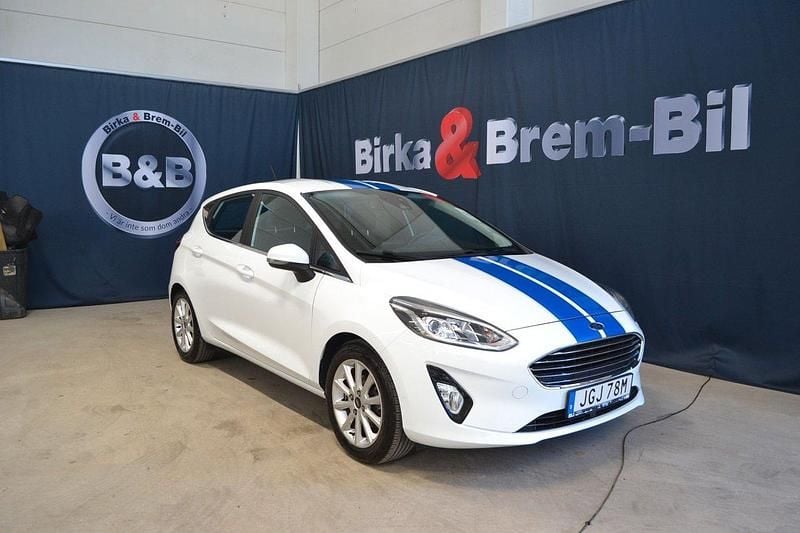 Vit Begagnad 2019 Ford Fiesta Titanium Halvkombi | 139 900 kr (Marknadspris) - Bild 1/4