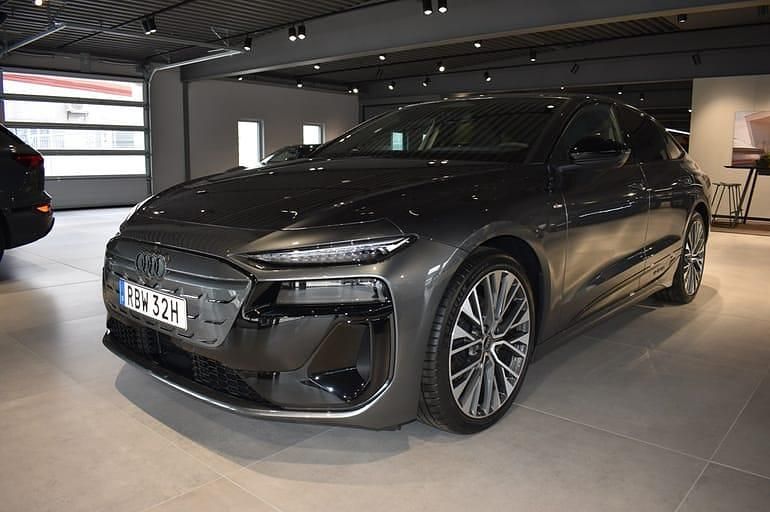 Grå Ny 2025 Audi e-tron S-Line SUV | 762 300 kr - Bild 1/4