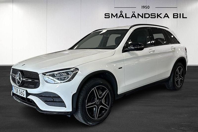 Vit Begagnad 2020 Mercedes GLC300e AMG SUV | 399 000 kr (Lite dyr) - Bild 1/4
