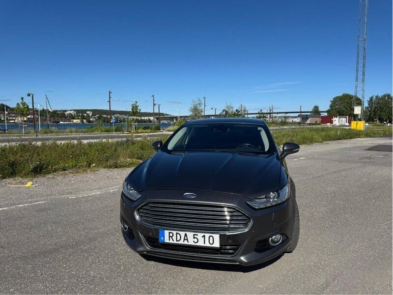 Grå Begagnad 2015 Ford Mondeo Titanium Halvkombi | 139 900 kr (Marknadspris) - Bild 1/4