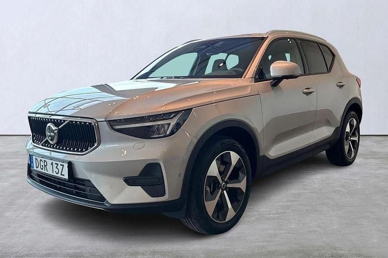 Silver Begagnad 2025 Volvo XC40 Core SUV | 369 000 kr (Bra pris) - Bild 1/4