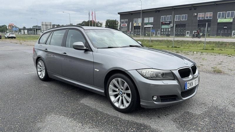 Grå Begagnad 2010 BMW 320 Kombi | 79 000 kr (Marknadspris) - Bild 1/4