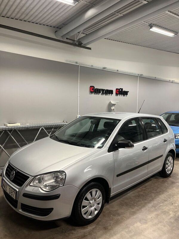 Silver Begagnad 2005 VW Polo Halvkombi | 34 999 kr (Marknadspris) - Bild 1/4