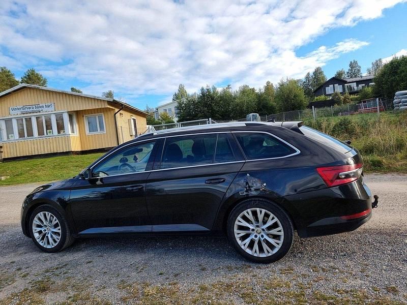 Svart Begagnad 2022 Skoda Superb Kombi | 170 000 kr (Lite dyr) - Bild 1/4