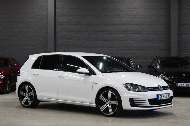 Vit Begagnad 2015 VW Golf VII GTD Halvkombi | 149 900 kr (Marknadspris) - Bild 1/4