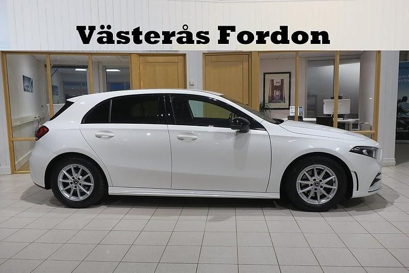 Vit Begagnad 2020 Mercedes A180 AMG Halvkombi | 259 900 kr (Marknadspris) - Bild 1/4