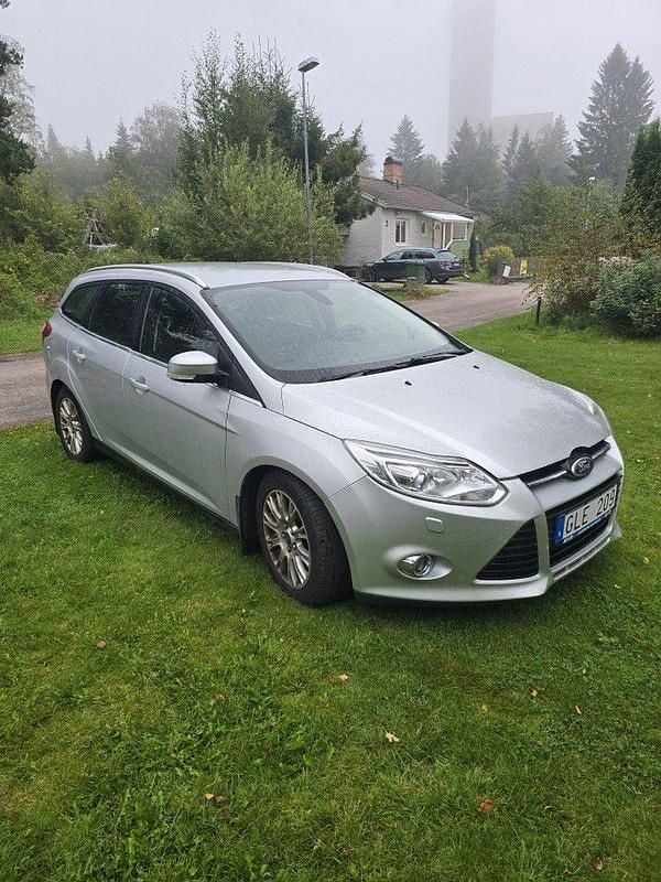 Grå Begagnad 2011 Ford Focus Titanium Kombi | 27 000 kr (Marknadspris) - Bild 1/4