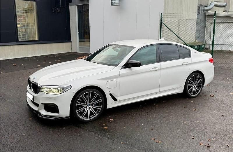 Vit metallic Begagnad 2020 BMW 530e Sedan | 299 900 kr (Lite dyr) - Bild 1/4