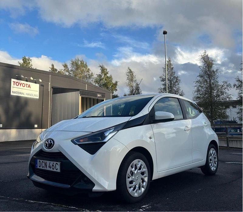 Vit Begagnad 2020 Toyota Aygo X-play Halvkombi | 99 500 kr (Marknadspris) - Bild 1/4