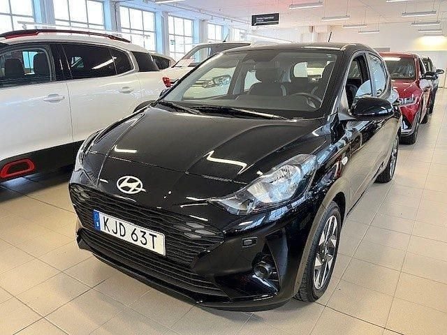 Svart Begagnad 2024 Hyundai i10 Essential Halvkombi | 159 900 kr (Marknadspris) - Bild 1/4