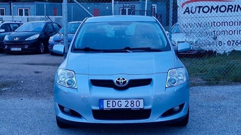 Ljusblå (blå) Begagnad 2008 Toyota Auris Halvkombi | 39 900 kr (Marknadspris) - Bild 1/4