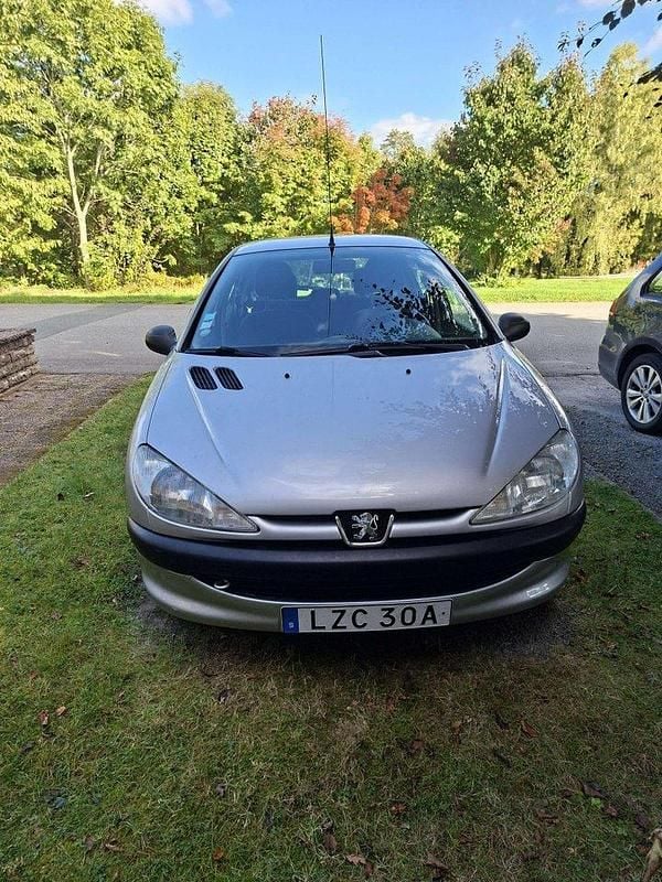 Grå Begagnad 2000 Peugeot 206 Halvkombi | 14 000 kr - Bild 1/3