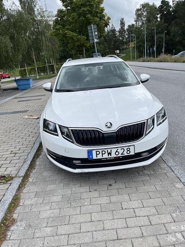 Vit Begagnad 2018 Skoda Octavia Style Kombi | 80 000 kr (Superpris) - Bild 1/4