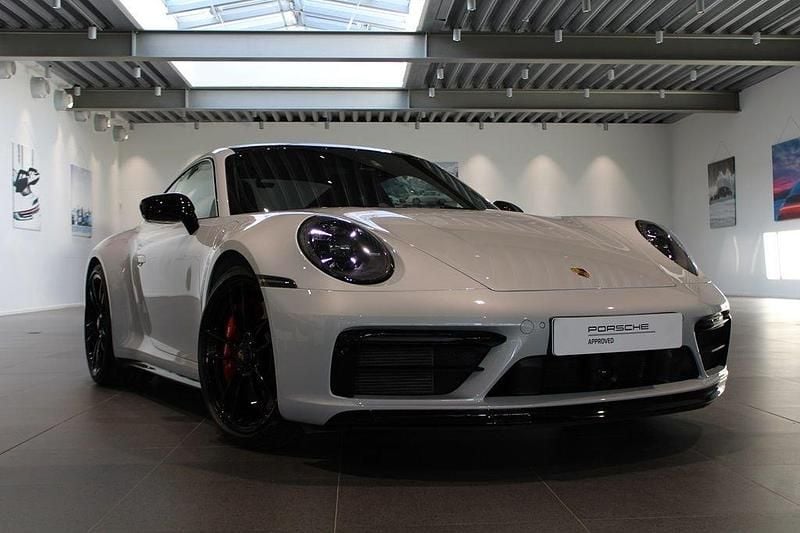 Ljusgrå Begagnad 2023 Porsche 911 Carrera 4 GTS Sportkupé | 1 795 000 kr (Lite dyr) - Bild 1/4