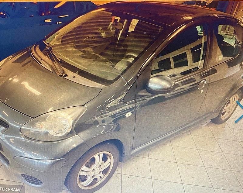 Mörkgrå Begagnad 2010 Toyota Aygo Halvkombi | 34 900 kr (Marknadspris) - Bild 1/1