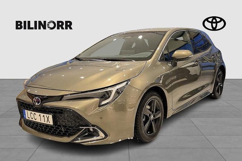 Grön Begagnad 2024 Toyota Corolla Style Halvkombi | 299 900 kr (Marknadspris) - Bild 1/4