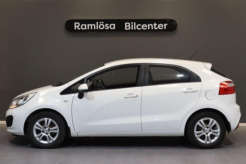 Vit Begagnad 2011 Kia Rio Halvkombi | 54 900 kr (Marknadspris) - Bild 1/4
