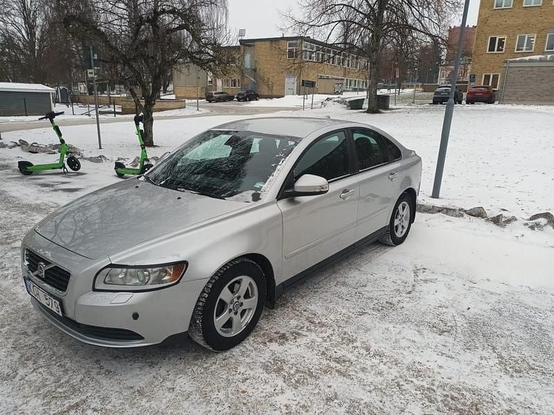 Ljusgrå Begagnad 2010 Volvo S40 Sedan | 56 000 kr (Marknadspris) - Bild 1/4