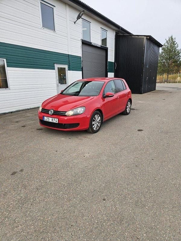 Röd Begagnad 2012 VW Golf VII Halvkombi | 83 000 kr (Superpris) - Bild 1/4