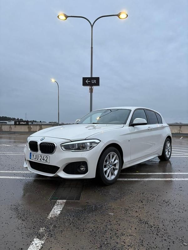 Begagnad 2017 BMW 118 Halvkombi | 149 000 kr (Marknadspris) - Bild 1/4