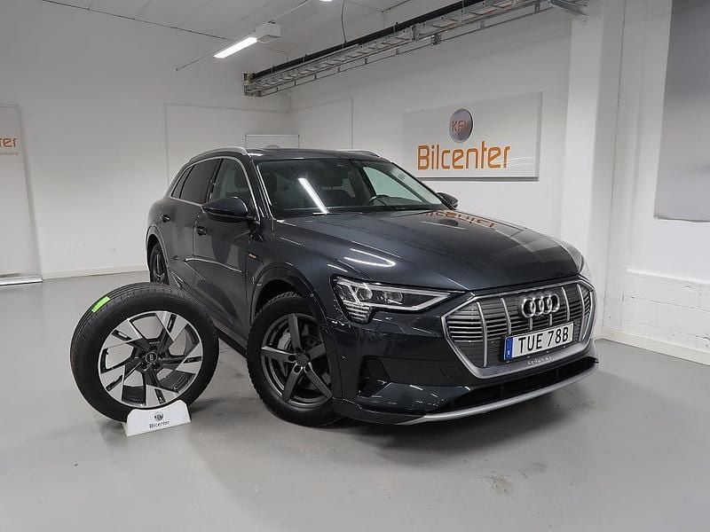 Grå Begagnad 2022 Audi e-tron SUV | 439 900 kr (Marknadspris) - Bild 1/3