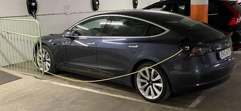 Begagnad Tesla Model 3 Long Range AWD 323 kW (440 HK) 2020 Midnight grey Sedan