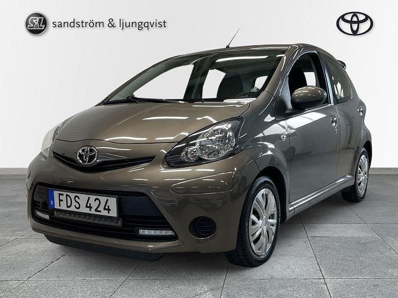 Brun Begagnad 2013 Toyota Aygo Halvkombi | 87 000 kr (Marknadspris) - Bild 1/4