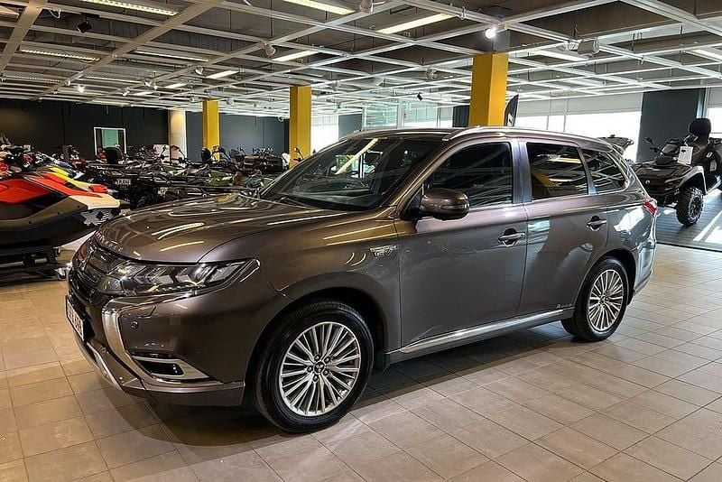 Begagnad Mitsubishi Outlander P-HEV 135 HK (99 kW) 2019 Brun SUV
