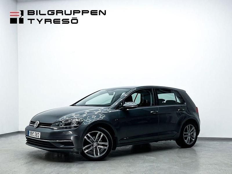 Mörkgrå (grå) Begagnad 2018 VW Golf VII Halvkombi | 139 900 kr (Bra pris) - Bild 1/4