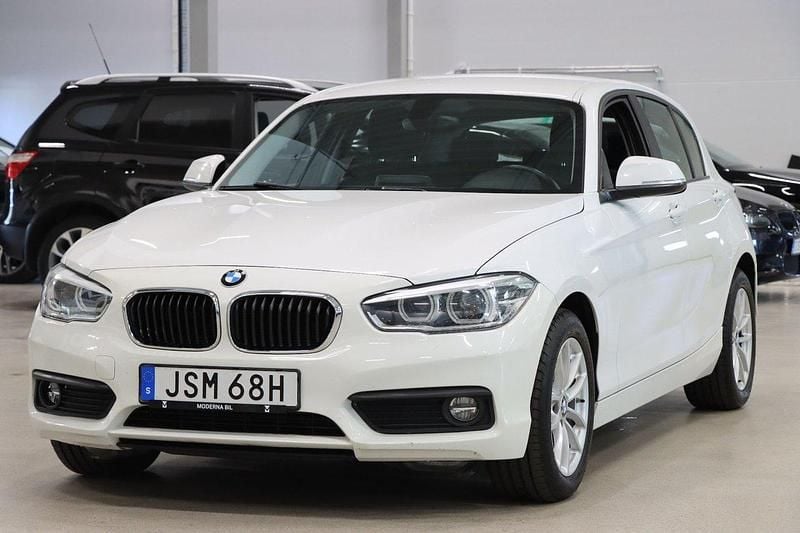 Vit Begagnad 2017 BMW 116 Halvkombi | 109 400 kr (Bra pris) - Bild 1/4