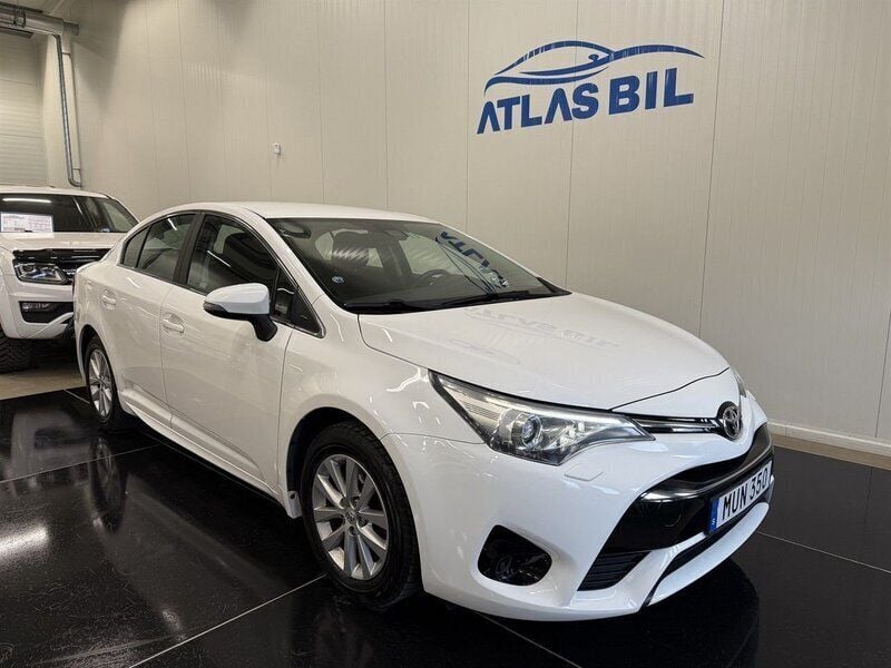Vit Begagnad 2015 Toyota Avensis Sedan | 149 900 kr (Marknadspris) - Bild 1/4