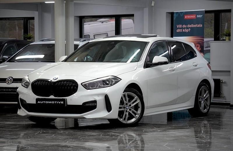 Vit Begagnad 2021 BMW 118 M Sport Halvkombi | 249 900 kr (Lite dyr) - Bild 1/4