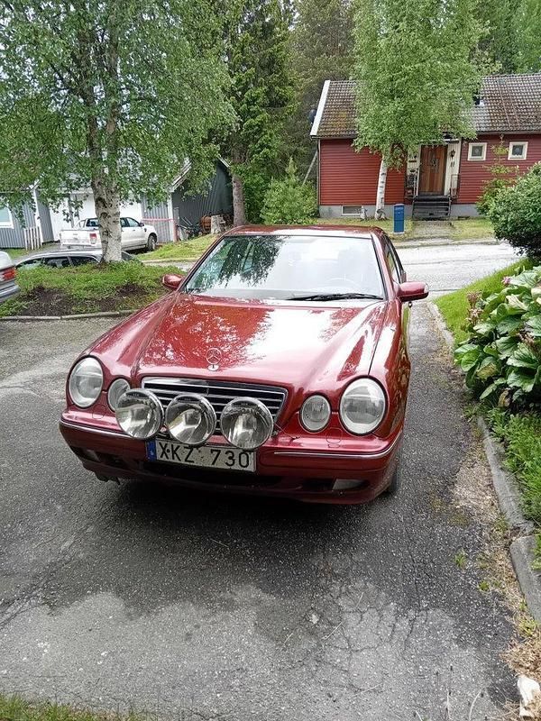 Röd Begagnad 2002 Mercedes E280 Avantgarde Sedan | 30 000 kr (Marknadspris) - Bild 1/4