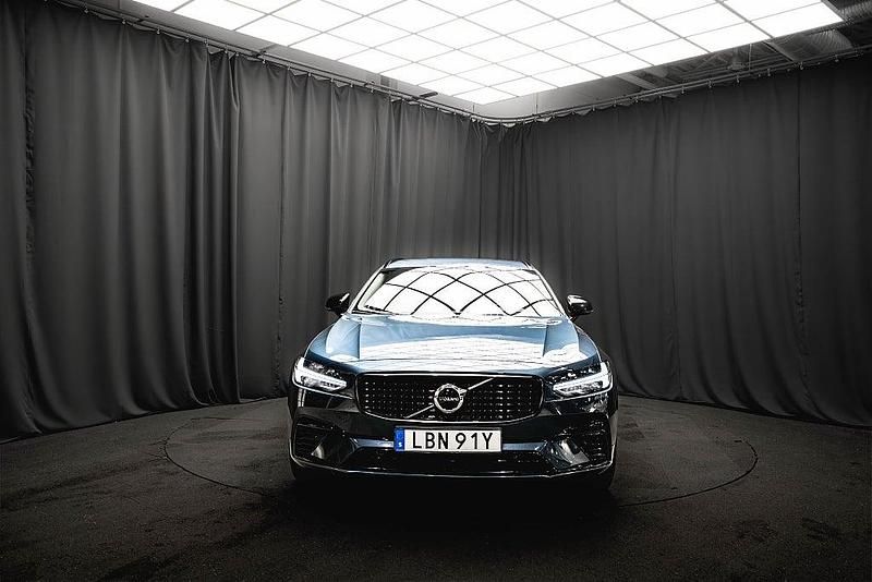 Begagnad Volvo V90 Plus 253 HK (186 kW) 2023 Mörkblå Kombi