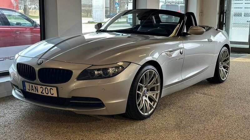 Grå Begagnad 2010 BMW Z4 Cab | 239 900 kr (Marknadspris) - Bild 1/4