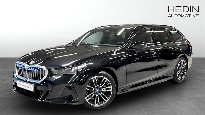 Svart (black) Begagnad 2025 BMW 530e Comfort Edition Kombi | 658 700 kr (Bra pris) - Bild 1/4