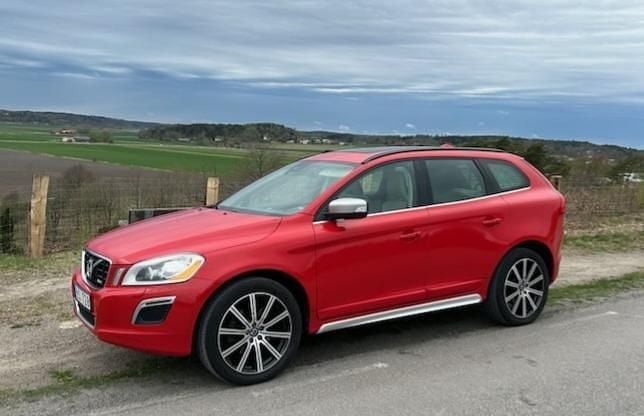 Röd Begagnad 2013 Volvo XC60 R-Design SUV | 179 900 kr (Marknadspris) - Bild 1/4