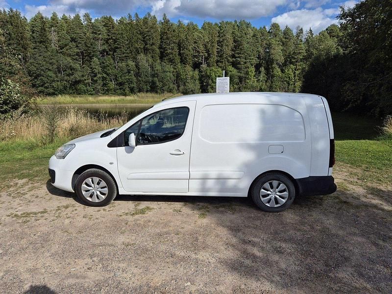 Vit Begagnad 2016 Peugeot Partner Minibuss | 75 000 kr (Marknadspris) - Bild 1/4