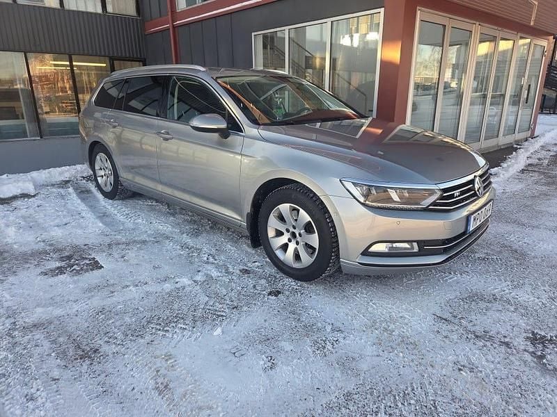 Tungsten grå metallic Begagnad 2015 VW Passat Kombi | 100 000 kr (Superpris) - Bild 1/3