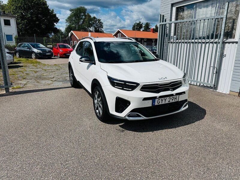 Vit Begagnad 2022 Kia Stonic GT-Line SUV | 219 900 kr (Marknadspris) - Bild 1/4